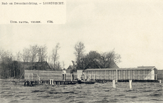 13407 Gezicht op de afscheiding van het zwemwater en de kleedhokjes van het openluchtzwembad in de Loosdrechtse Plassen ...